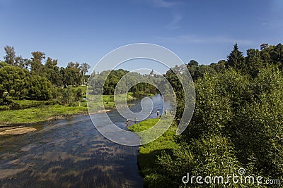 ÐŸÑ€ÐµÐºÑ€Ð°ÑÐ½Ñ‹Ð¹ Ð²Ð¸Ð´ Ð½Ð° Ñ€ÐµÐºÑƒ ÐŸÑ€Ð¾Ñ‚Ð²Ð° ÑÐ²ÐµÑ€Ñ…Ñƒ Editorial Stock Photo